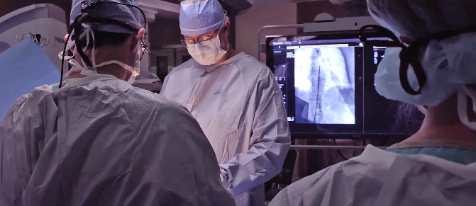 Two aortic specialists in Wellstar’s Comprehensive Aortic Program perform a complex aneurysm procedure together. 